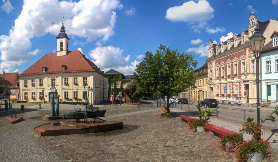 Rund 1 Stunde von Berlin entfernt befindet sich diese romantische Kleinstadt, die an einen traumhaften See sowie an einen Wald grenzt, der zum UNESCO-Weltnaturerbe gehört.