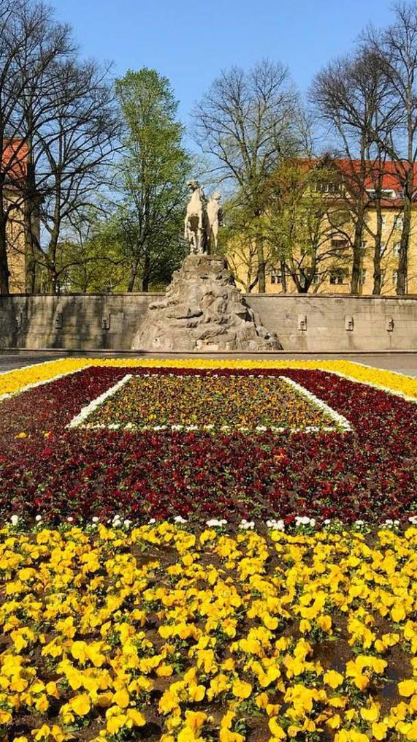 A soli 25 minuti da Alexanderplatz si trova una piazza con una fontana del vino stagionale, dove i viticoltori del Rheingau servono i loro vini dal 1967, oltre a un’oasi di verde