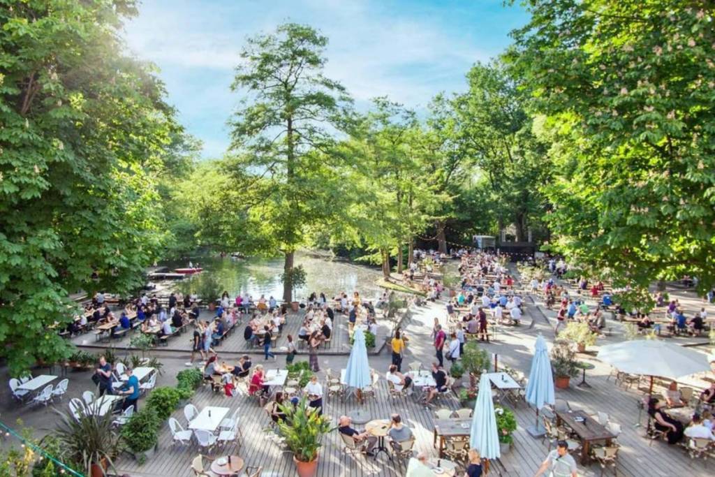 Nur 20 Minuten vom Alexanderplatz entfernt befindet sich direkt am See im 210 Hektar großen Tiergarten ein Café unter Kastanien mit Bootsverleih und Biergarten