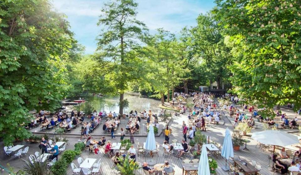 Nur 20 Minuten vom Alexanderplatz entfernt befindet sich direkt am See im 210 Hektar großen Tiergarten ein Café unter Kastanien mit Bootsverleih und Biergarten