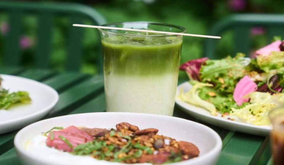 Nur 2 Kilometer vom Alexanderplatz entfernt liegt ein versteckter Nutzgarten, der vor 2 Monaten eröffnet hat und in einem denkmalgeschützten Haus Specialty Coffee &amp; Brunch serviert