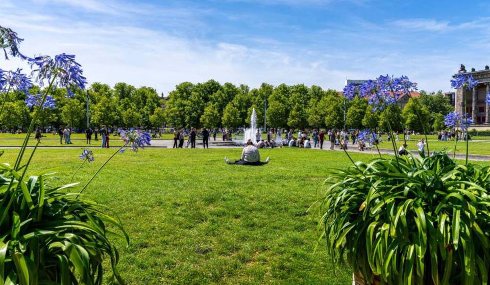 Nur 10 Minuten vom Alexanderplatz gelangt ihr zu einem der berühmtesten Parks Berlins, in dem die größte aus einem Stein gefertigte Schale der Welt mit 75 Tonnen Gewicht steht