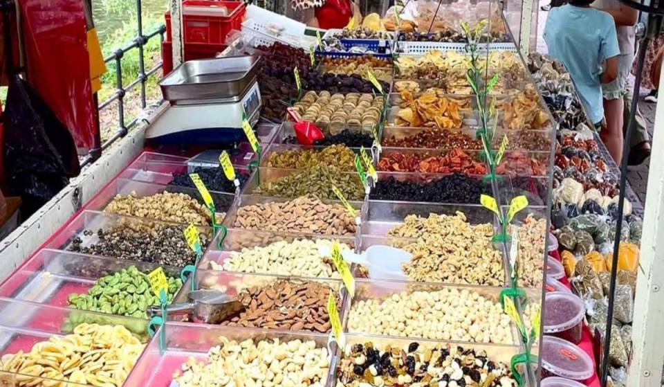 Etwa 20 Minuten vom Alexanderplatz findet jeden Dienstag und Freitag einer der größten orientalischen Basare Berlins mit mehr als 180 Marktständen statt