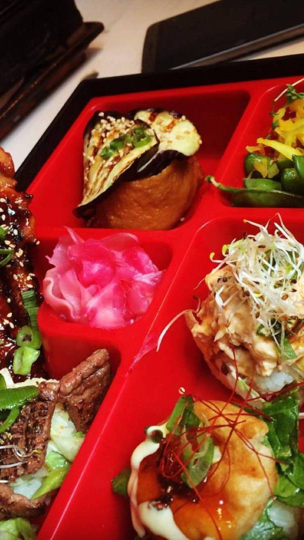 Questo ristorante giapponese nel quartiere di Wrangelkiez conquista con deliziosi bento box e un affascinante principio “portati da bere da casa”