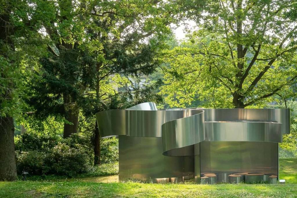 A soli 35 minuti dall’Halensee, questo giardino di sculture con accesso diretto al lago vi aspetta — e tra pochi giorni ci sarà anche una festa estiva gratuita!