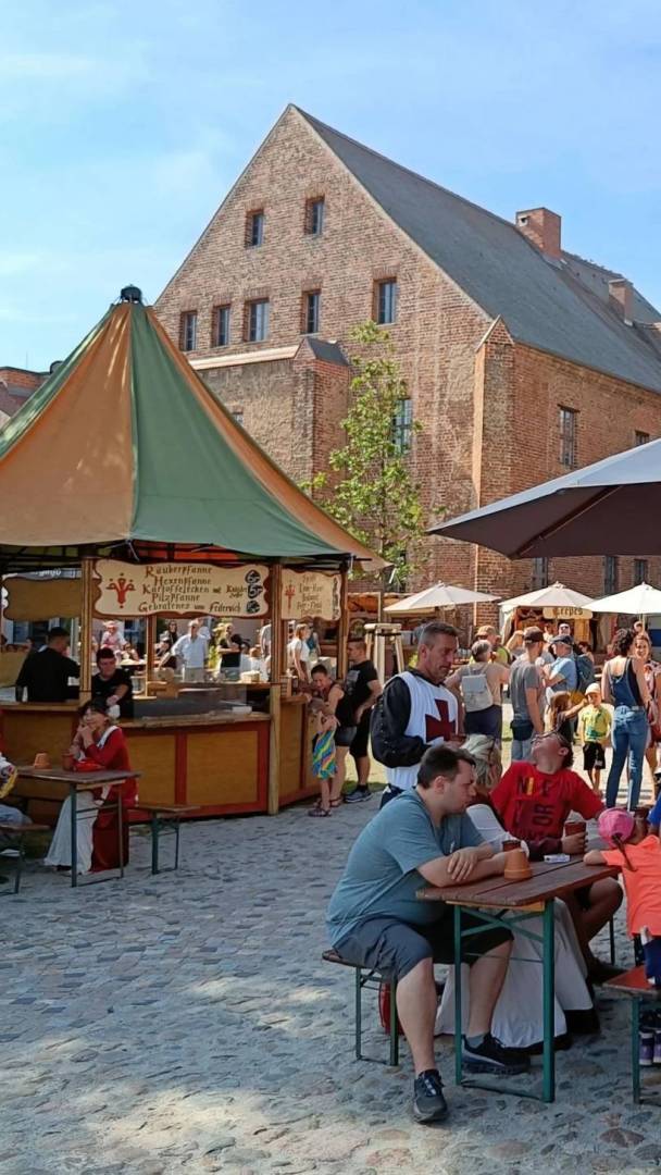 A sole 1,5 ore da Berlino, al castello di Beeskow ti aspetta questa bellissima festa medievale con torneo cavalleresco e antichi mestieri artigianali