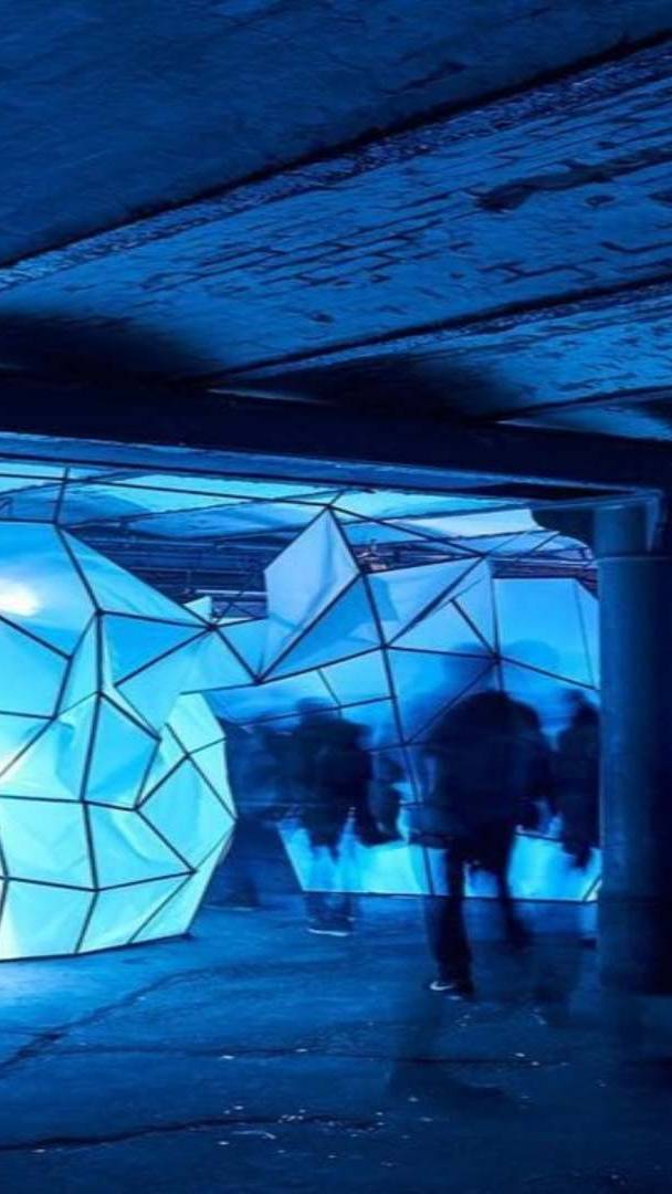 Diesen Monat gibt es an 3 Wochenenden in Berlin eine Pop-up-Ausstellung im verlassenen Kino mit Licht- &amp; Klanginstallationen von 10 internationalen Künstlern