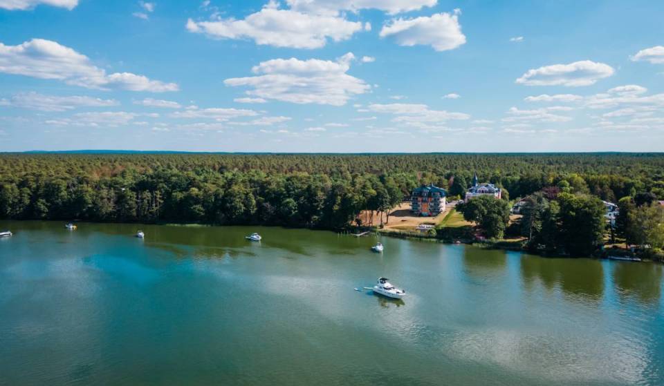 A circa un’ora e mezza da Berlino si trova uno dei laghi balneabili più belli, con una zona balneabile naturale, una spiaggia sabbiosa, acqua di ottima qualità e una profondità che arriva fino a 25,1 metri