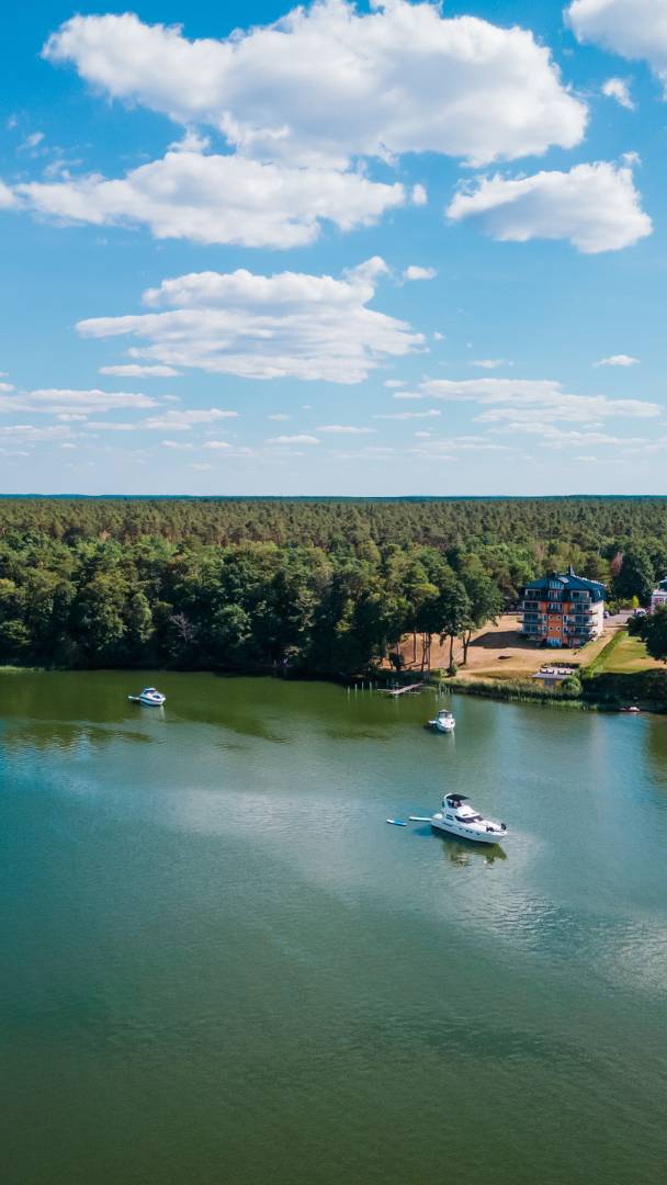Rund 1,5 Stunden von Berlin entfernt liegt einer der schönsten Badeseen mit Naturbadestelle, Sandstrand, hoher Wasserqualität und einer Tiefe von bis zu 25,1 Metern