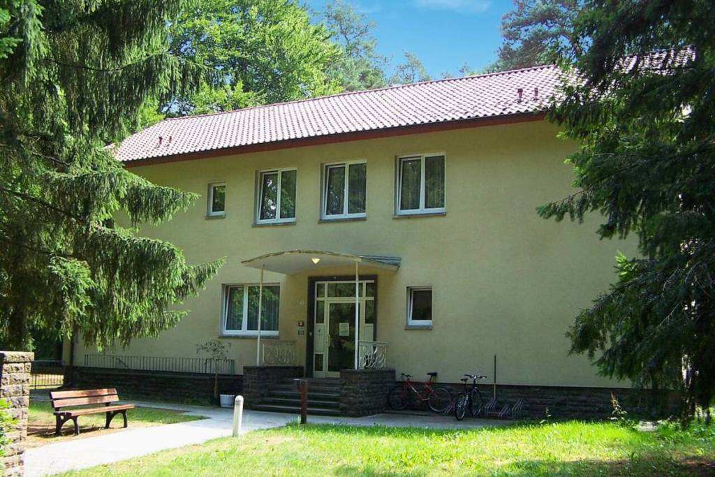La casa a due piani degli Honecker, piuttosto semplice, con la facciata color beige, l’ingresso vetrato e il tetto di tegole rosse nel Waldsiedlung Wandlitz.