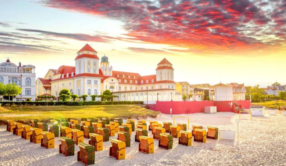 In 3 ore da Berlino raggiungi l’isola più grande della Germania con 5 km di spiaggia di sabbia bianca, un lungo lungomare e l’architettura balneare