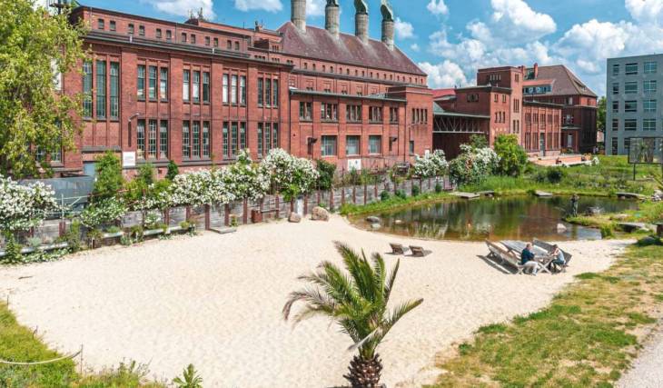 Vor wenigen Tagen eröffnete eines der größten neuen Musikareale Berlins auf 50.000 m²: 2 Bühnen für Technomusik, Gartenfläche & überdachte Tanzflächen