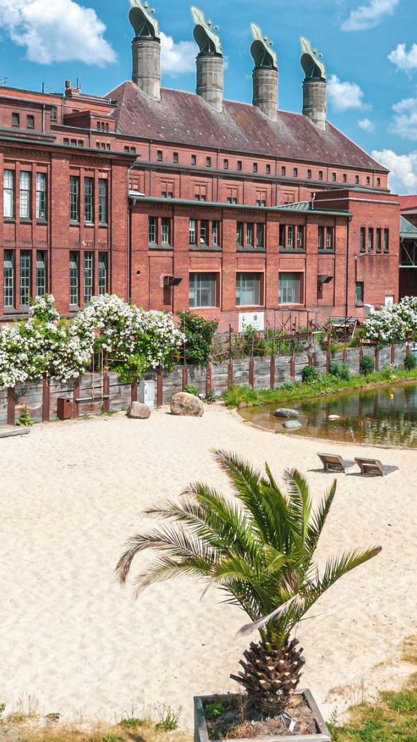 Pochi giorni fa ha aperto uno dei più grandi nuovi spazi musicali di Berlino, con una superficie di 50.000 m²: 2 palchi per la musica techno, un’area giardino e piste da ballo al coperto