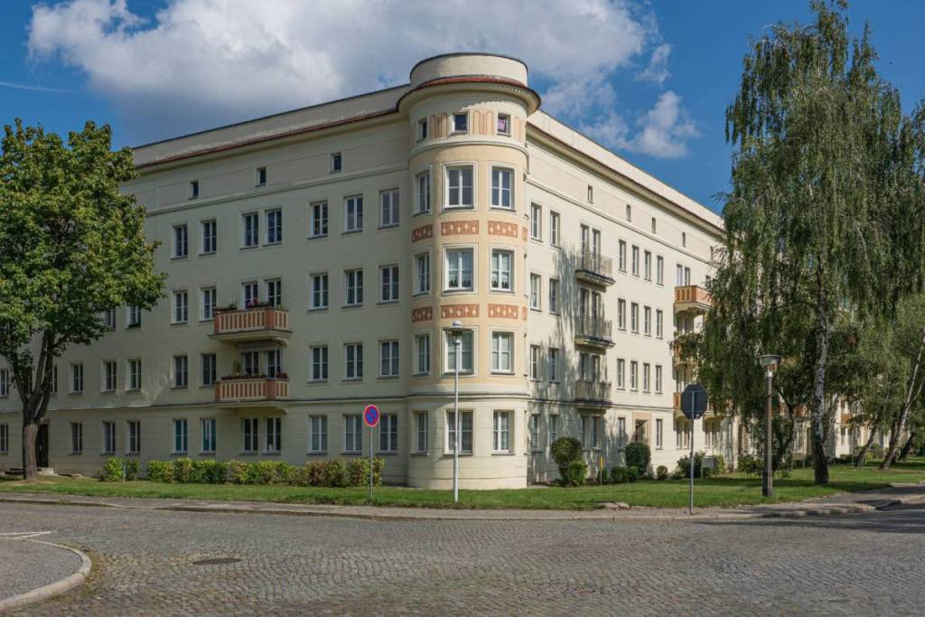 Wohnblock im stalinistischen Stil in Eisenhüttenstadt, Brandenburg, Deutschland