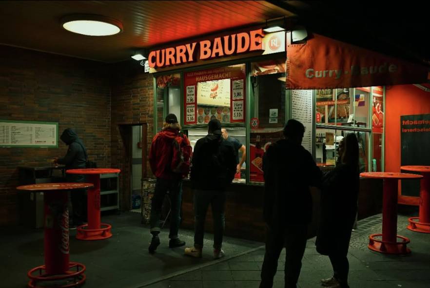 Puoi gustare un ottimo currywurst anche da Curry Baude