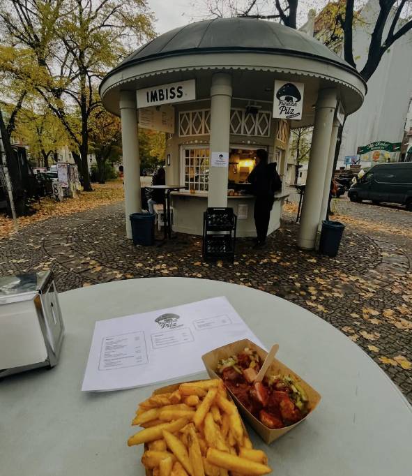 Da Fräulein Pilz trovi il currywurst con salsa all’ananas dal gusto fruttato
