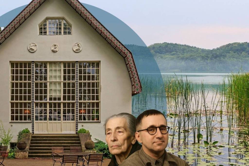 Porträts von Bertolt Brecht und Helene Weigel im Vordergrund, dahinter die Fassade ihres Sommerhauses verschmolzen mit dem Schilfufer des Schermützelsees.