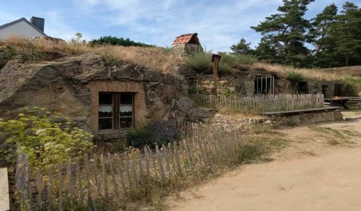 2 Stunden von Berlin entfernt gelangt ihr zu 12 Höhlenwohnungen, die an Hobbit-Häuser erinnern und noch mit den originalen Möbeln aus dem 19. Jahrhundert augestattet sind