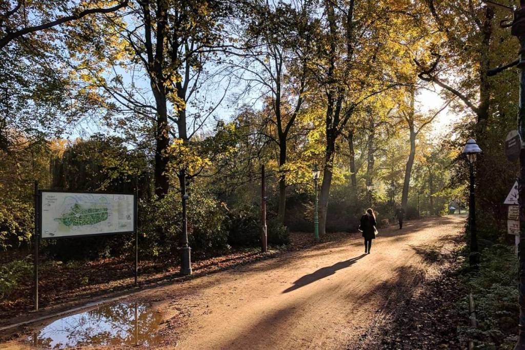 A stroll through Berlin’s Gas Lantern Open-Air Museum. A path through the Tiergarten featuring historic gas lanterns and informational signs.
