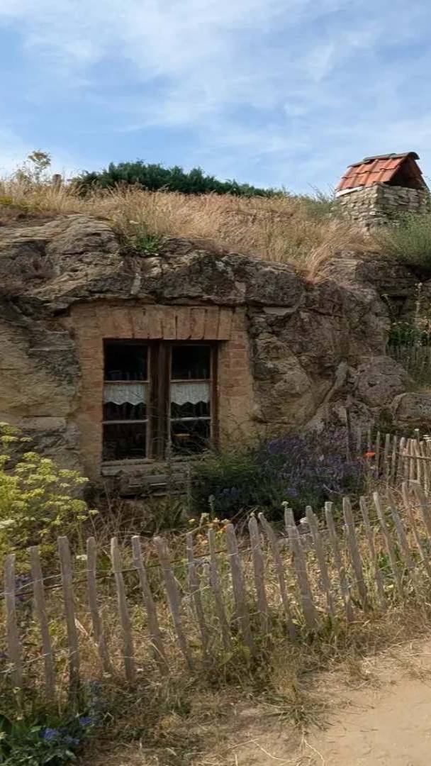 2 Stunden von Berlin entfernt gelangt ihr zu 12 Höhlenwohnungen, die an Hobbit-Häuser erinnern und noch mit den originalen Möbeln aus dem 19. Jahrhundert augestattet sind