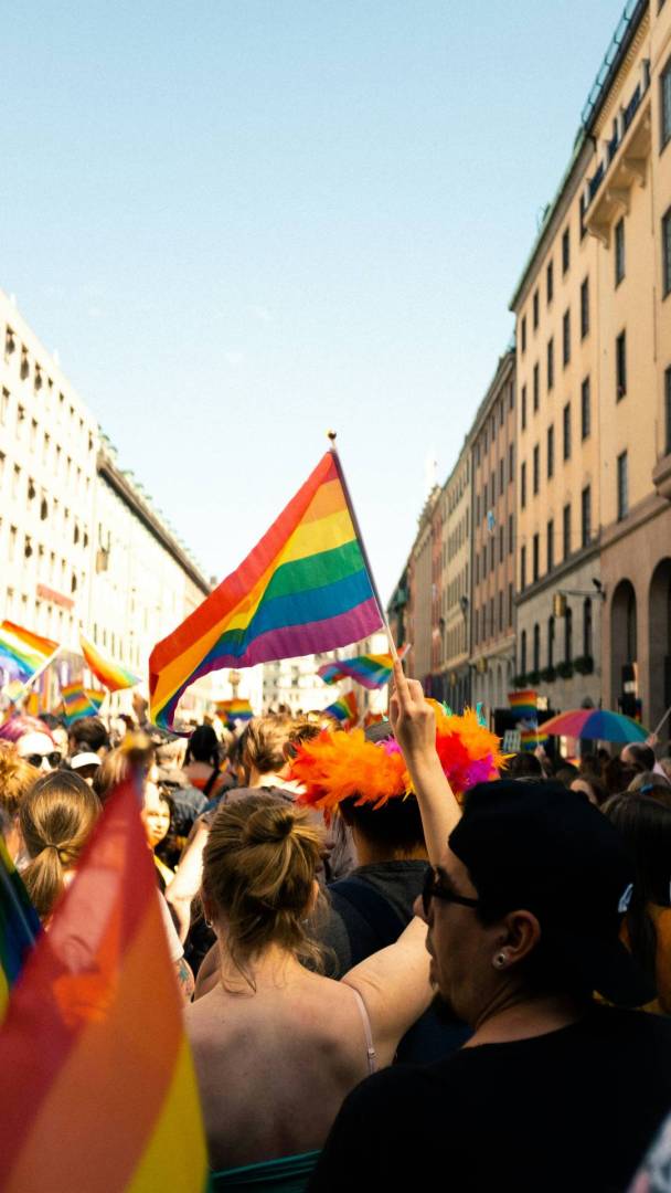Che sia stravagante, eccentrica o minimalista, Berlino è un centro queer mondiale con una vita notturna fantastica! Ecco la nostra Top 8 dei bar queer di Berlino!
