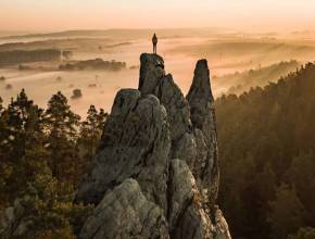Rund 2,5 Stunden von Berlin gelangt ihr zu einem UNESCO-Naturwunder im Harz mit einer 20 Kilometer langen Felsformation, das zu den 77 bedeutendsten Geotopen Deutschlands gehört