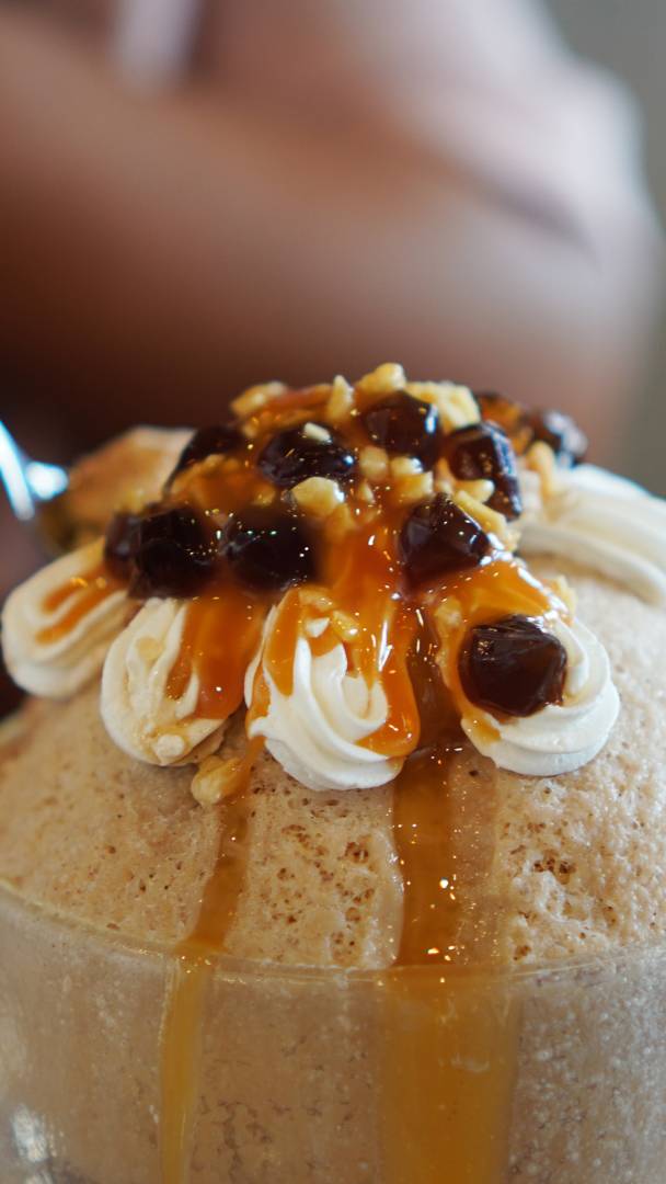 A circa 20 minuti da Alexanderplatz, questo caffè asiatico serve uno dei pochi Thai Tea Bingsu di Berlino – a soli 7,90 euro