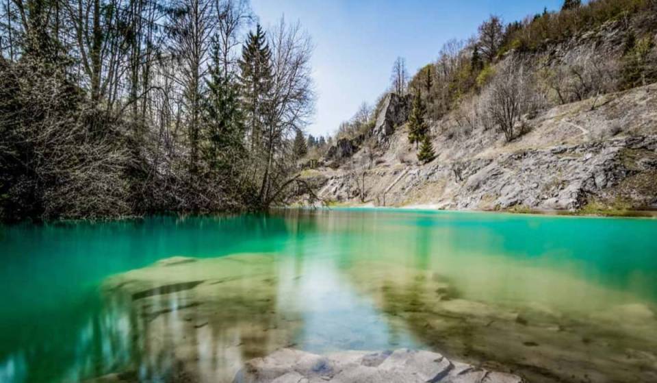 Rund 2,5 Stunden von Berlin liegt ein See, dessen intensives Blau ihn dank mehrerer Karstquellen zu einem geologischen Naturphänomen macht