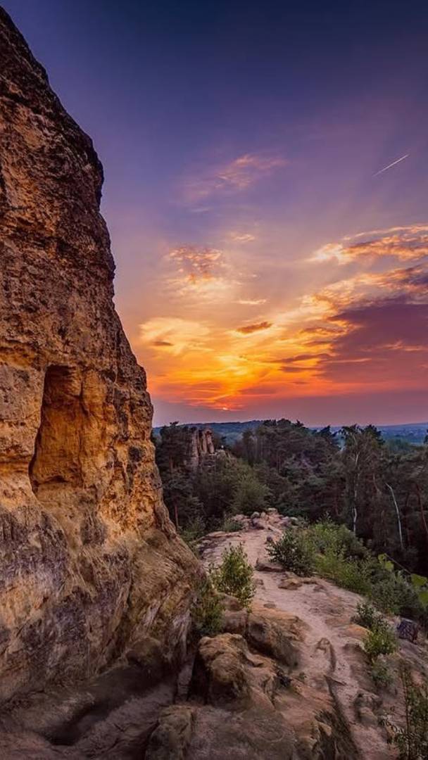A unas 2,5 horas de Berlín se encuentran unas rocas de arenisca de 90 millones de años de antigüedad, que alcanzan hasta los 192,4 metros de altura y esconden numerosas cuevas misteriosas