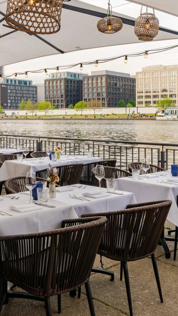 A circa 20 minuti da Alexanderplatz si trova uno dei ristoranti più belli di Berlino proprio in riva al fiume, con una cucina mediterranea moderna