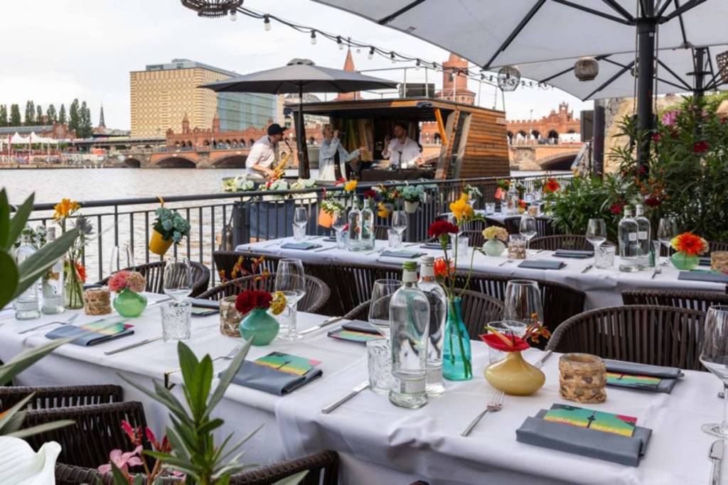 Rund 20 Minuten vom Alexanderplatz entfernt liegt eines der schönsten Restaurants Berlins direkt am Wasser mit moderner mediterraner Küche