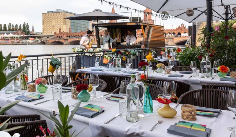 A unos 20 minutos de Alexanderplatz se encuentra uno de los restaurantes más bonitos de Berlín, justo a orillas del río, con cocina mediterránea moderna