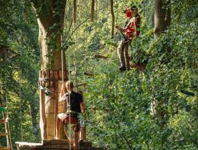 A circa 30 minuti da Alexanderplatz si trova il più grande parco avventura nel bosco di Berlino, con 11 grandi percorsi, 4 percorsi per bambini e 150 elementi di arrampicata