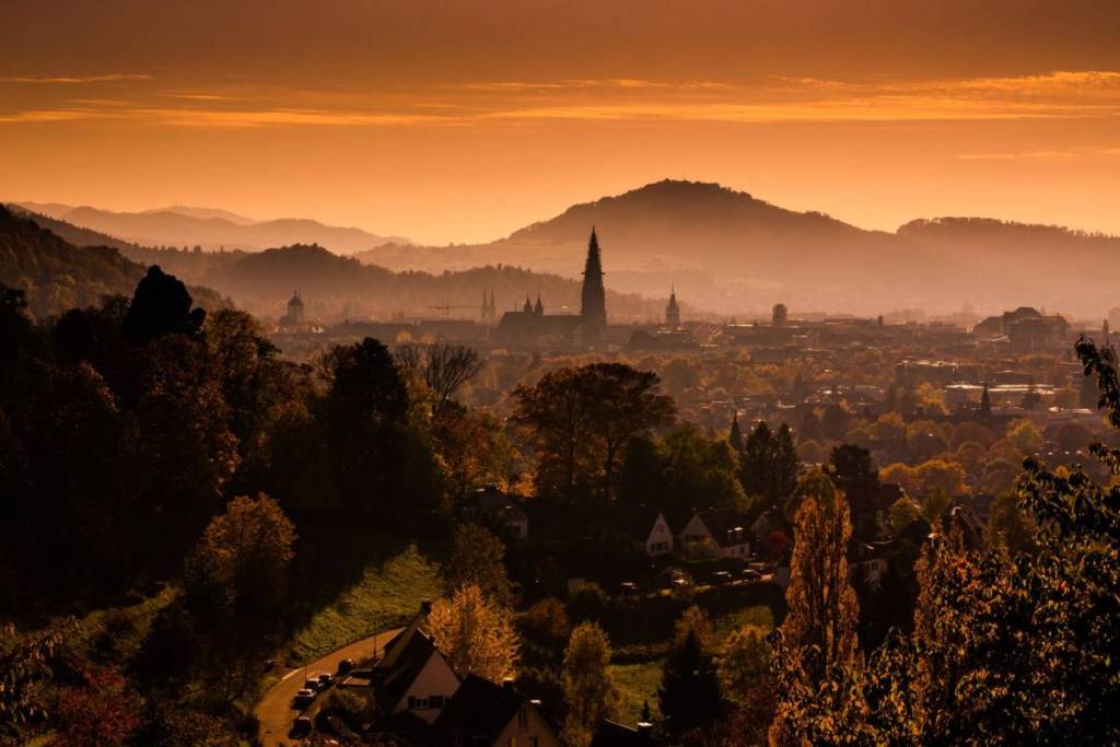 Vue panoramique sur Fribourg-en-Brisgau avec la cathédrale de Fribourg au coucher du soleil, avec la Forêt-Noire en toile de fond.