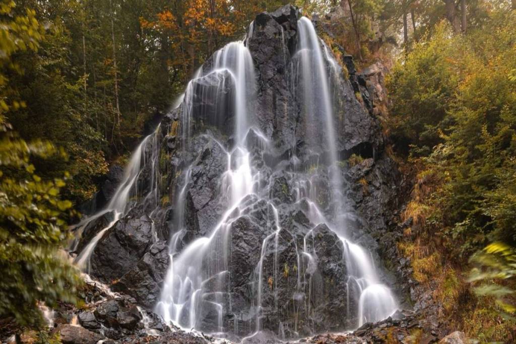 Etwa 3 Stunden von Berlin entfernt liegt das „Niagara des Harzes“ – ein 22 Meter hoher Wasserfall mit einem 1 Kilometer langen Hanggraben