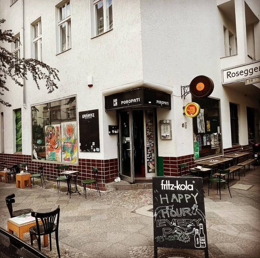 Le Poropati Bar, sur la Weserstraße, propose divers événements