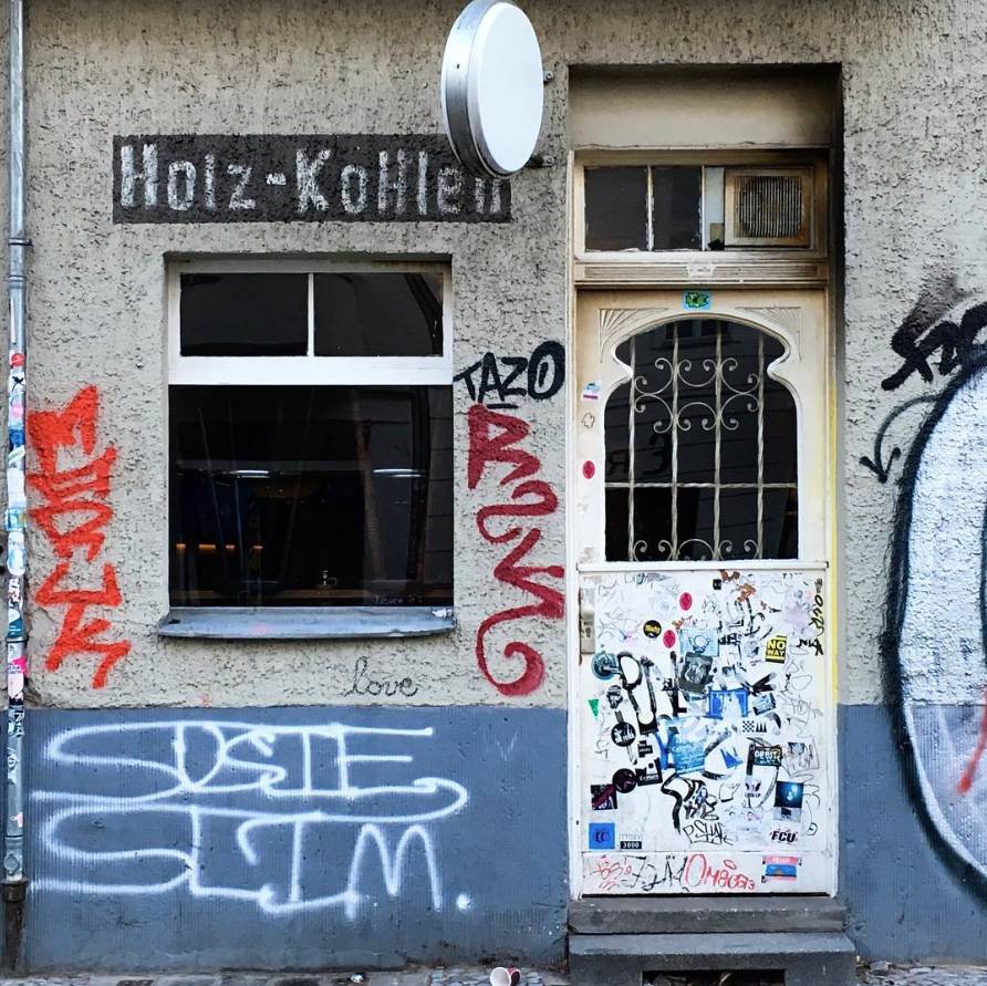 La porte discrète du Holz-Kohlen Bar