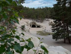 A circa 2,5 ore da Berlino si trovano delle grotte di arenaria risalenti a 83 milioni di anni fa, che ricordano un deserto e sono state create dall’erosione della sabbia di quarzo finissima