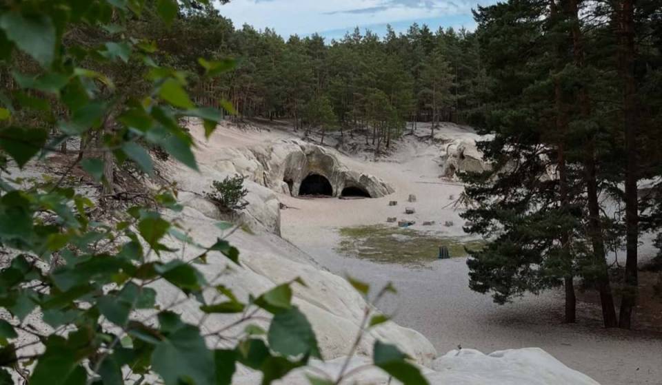 Rund 2,5 Stunden von Berlin liegen 83 Millionen Jahre alte Sandsteinhöhlen, die an eine Wüste erinnern und durch den Abbau von feinstem Quarzsand entstanden sind