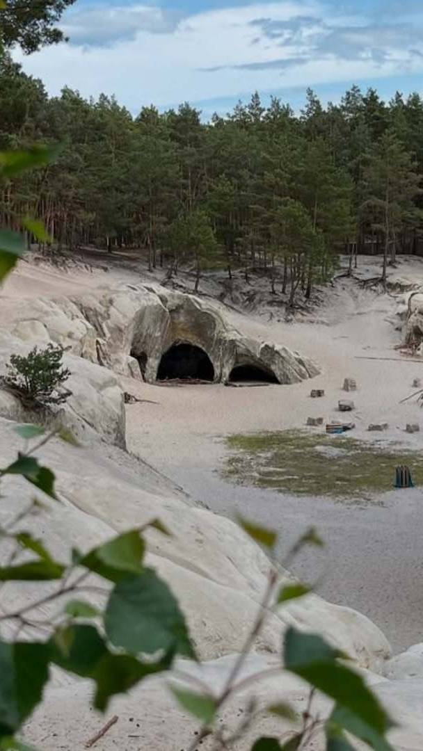 A unas 2,5 horas de Berlín hay unas cuevas de arenisca de 83 millones de años de antigüedad que recuerdan a un desierto y que se formaron a raíz de la extracción de arena de cuarzo de la mejor calidad