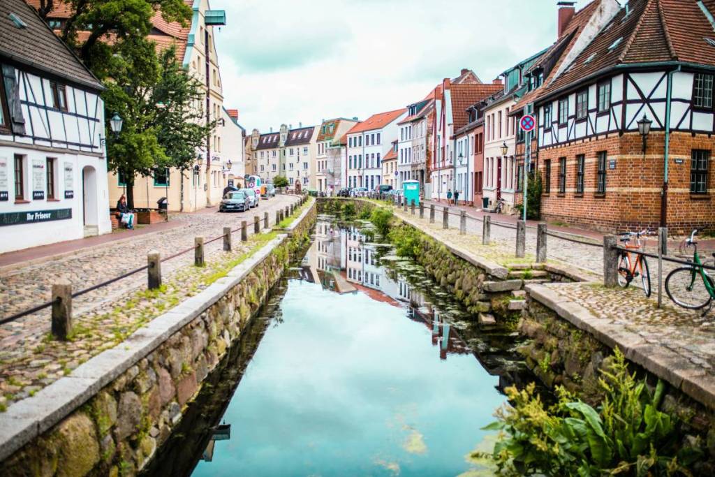 Un canal dans la ville hanséatique de Wismar