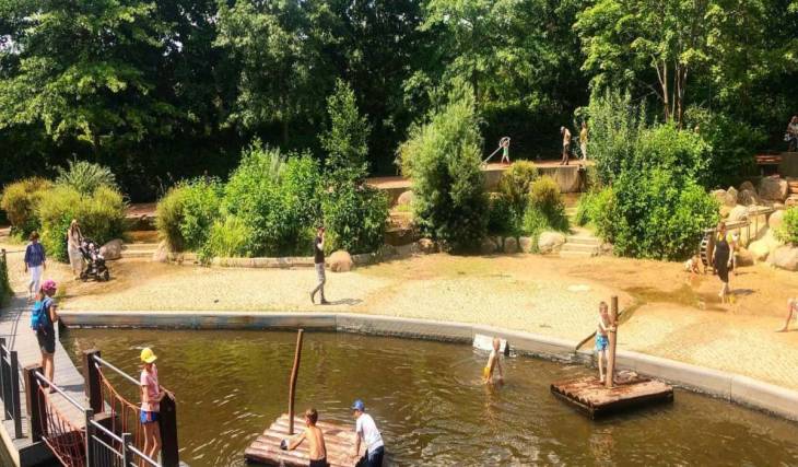 A circa un’ora da Berlino c’è un parco giochi acquatico gratuito con zattera dei pirati, cascata artificiale, scivolo e molto altro ancora per tutta la famiglia