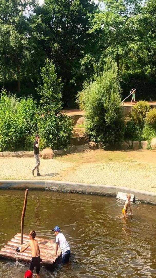 A una hora más o menos de Berlín hay un parque acuático gratuito con una balsa pirata, una cascada artificial, un tobogán y mucho más para toda la familia