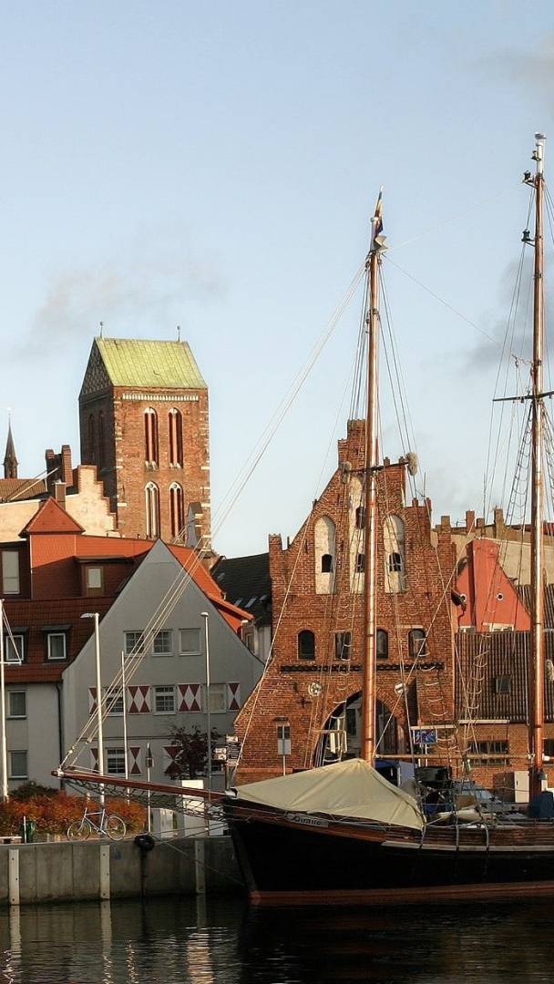 Con el Deutschlandticket llegas en solo 3 horas sin paradas a esta ciudad llena de historia, declarada Patrimonio de la Humanidad por la UNESCO, y disfrutas de su ambiente marítimo