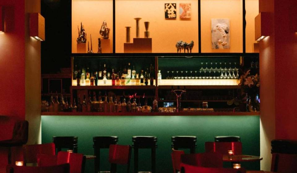 Op slechts 5 minuten lopen van de Alexanderplatz vind je een listening bar met het beste geluidssysteem van Berlijn, een panoramisch uitzicht op de televisietoren en kunstwerken
