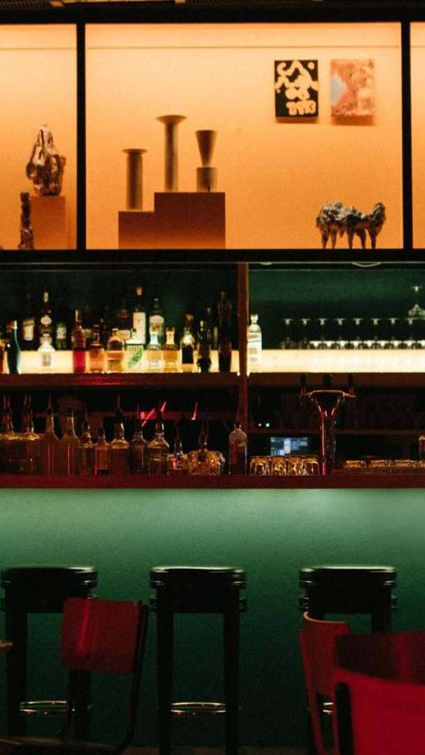 A soli 5 minuti a piedi da Alexanderplatz troverete un listening bar con il miglior impianto audio di Berlino, vista panoramica sulla torre della televisione e opere d’arte