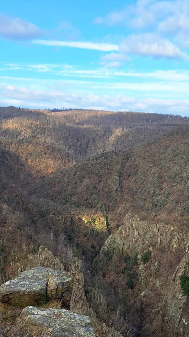 A solo 2,5 horas de Berlín llegarás a un mirador situado en un monumento natural con vistas a un romántico valle, un Hexentanzplatz y mucho más, a 403 metros de altura
