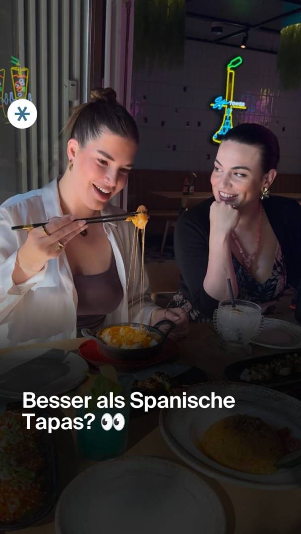 Al posto delle tapas spagnole: il «Fusion Delight» a Kreuzberg serve «torri» di piatti asiatici da condividere – e soju da 1,5 litri direttamente dalla colonnina di spillatura sul tavolo