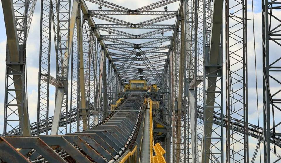 1,5 Stunden vom Berliner Ostkreuz entfernt findet ihr einen gigantischen Stahlkoloss (502m lang und 80m hoch), der die Maße des Eiffelturms übertrifft. Er steht inmitten einer türkisfarbenen Seenlandschaft