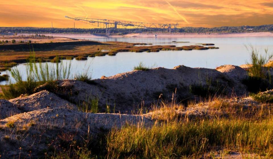 Just 1.5 hours from Berlin’s Ostkreuz, you’ll find a gigantic steel colossus (502 m long and 80 m high) that surpasses the dimensions of the Eiffel Tower. It stands in the middle of a turquoise lake landscape